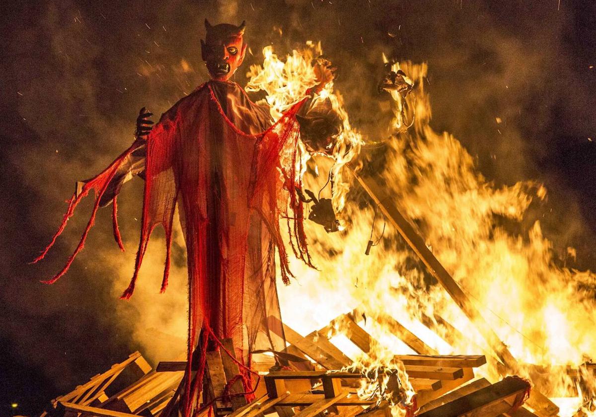 Un diablo arde en una de las hogueras de Maliaño en una foto de archivo de 2018.