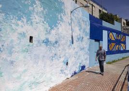 Un vecino pasea, el jueves, junto al mural de la senda de Mataleñas, que ya no tiene grafitis.