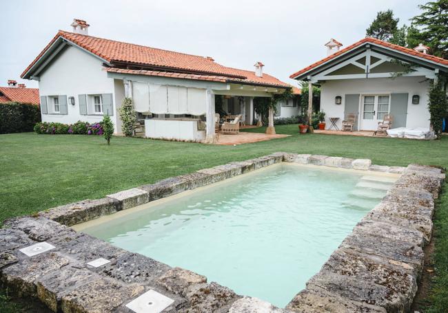 Vista de la casa principal (a la izquierda) y de la de invitados, desde la piscina.