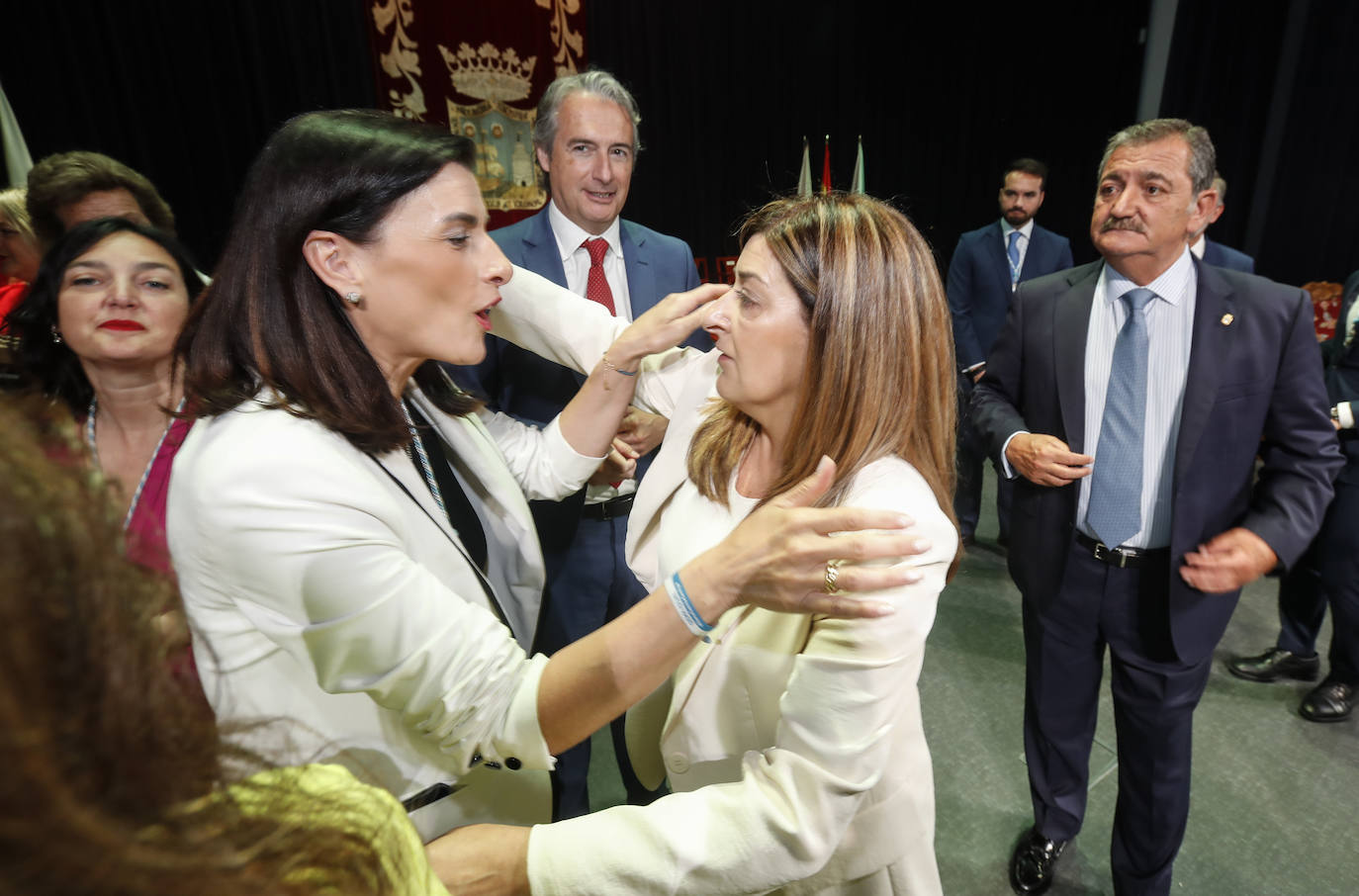 Igual recibe la felicitación de Buruaga en presencia de De la Serna y Piñeiro.