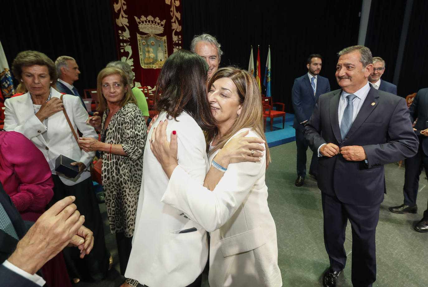 El abrazo entre la alcaldesa y la futura presidenta de Cantabria.