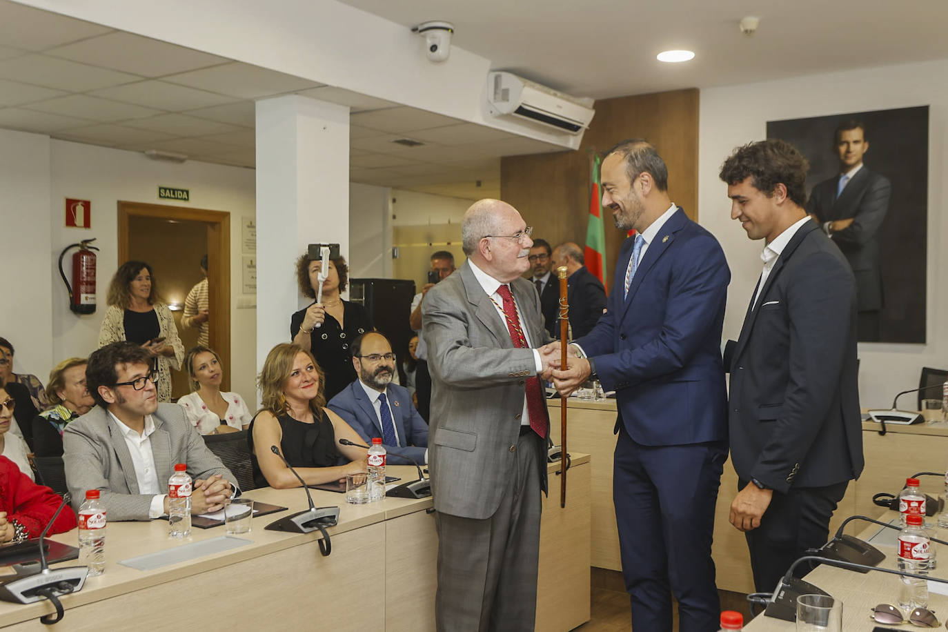 Arturo Roiz otorga el bastón de mando a López Estrada, al final de la ceremonia de investidura, este sábado, en el edificio municipal de Baldomero Iglesias.