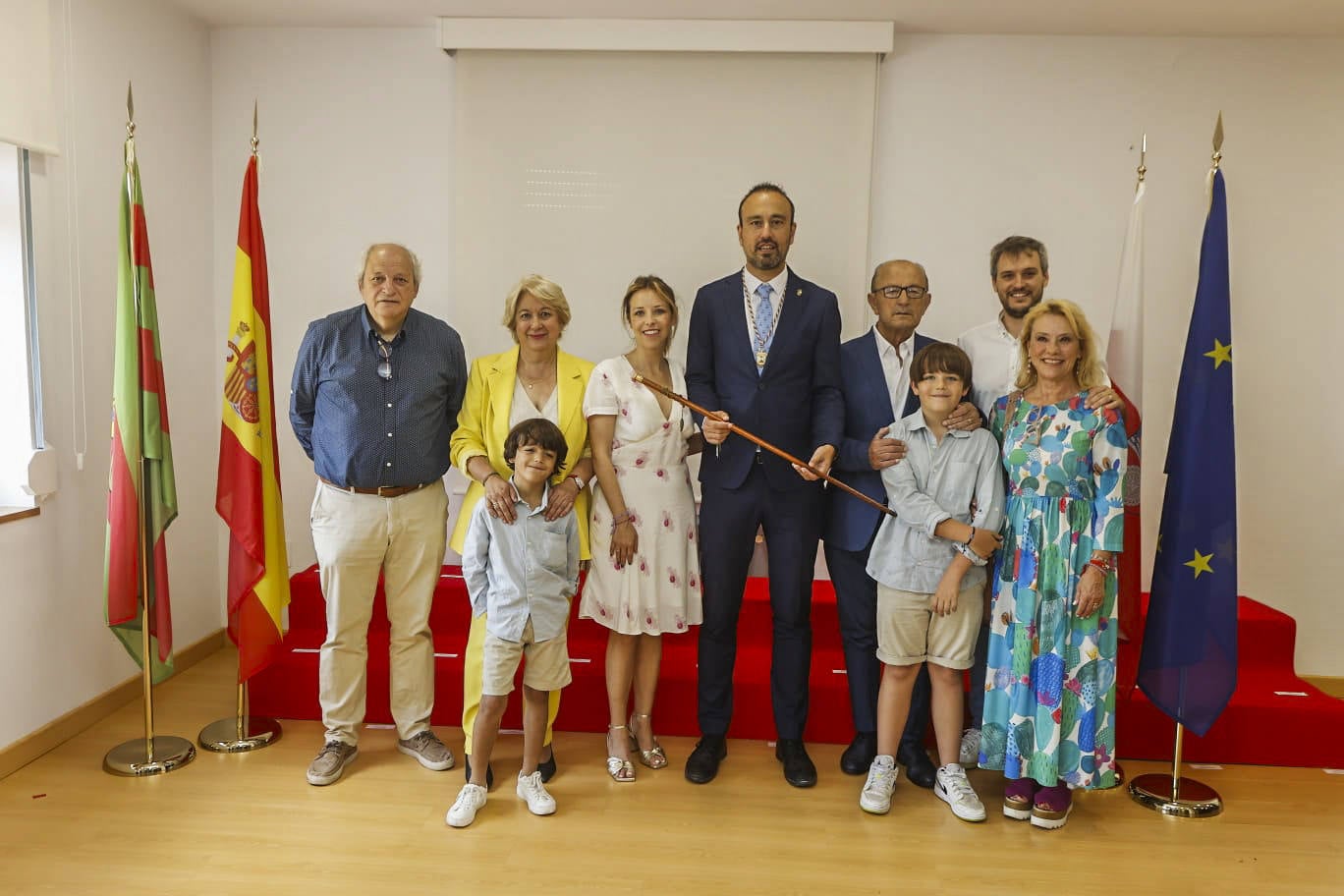 Javier López Estrada sostiene el bastón de mando en una foto de familia capturada tras la sesión. 