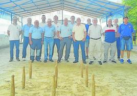 La Casa de Cantabria se impuso ayer por 4-1 a la Peña Bolística de Ermua en la XXXV edición del Trofeo Ciudad de Eibar, una competición que se celebró ayer en la bolera de Ipurua y en la que, pese a comenzar perdiendo, los locales fueron superiores. La jornada culminó con una comida con los protagonistas del evento.