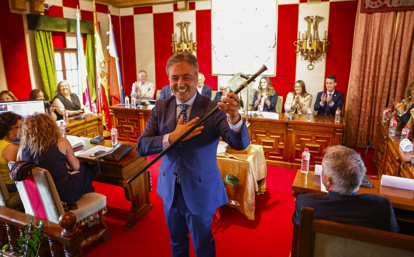 Diego Movellán (PP) ha sido elegido hoy alcalde de Camargo después de haber logrado mayoría absoluta tras el apoyo de los 11 concejales electos de su partido. El Pleno de investidura, que ha sido también retransmitido por una pantalla para que los asistentes lo siguieran en directo desde el patio del ayuntamiento, ha finalizado en cuanto Movellán ha asumido el bastón de mando y dirigido un discurso a los allí presentes