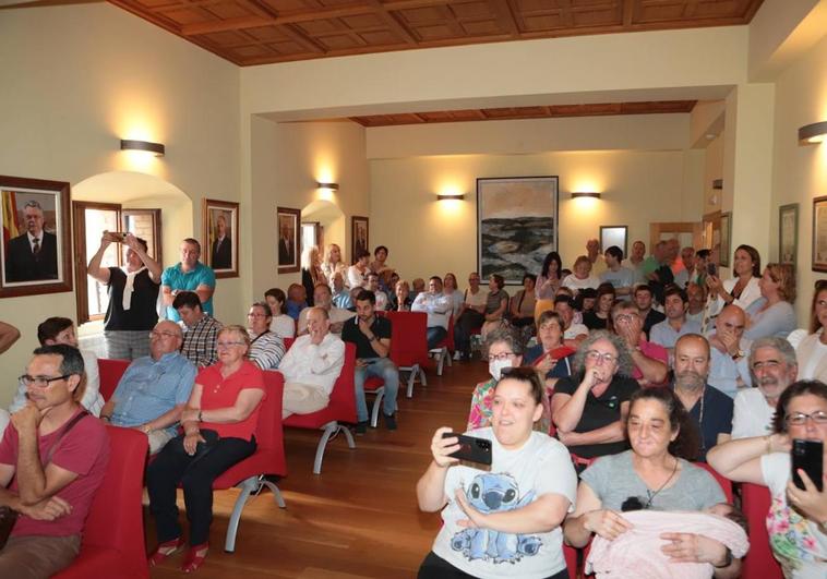 Gran expectación en el pleno de San Vicente de la Barquera.