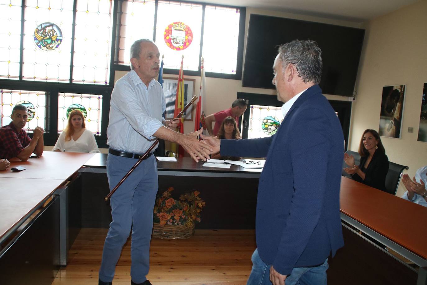 El ya exalcalde independiente, Santiago Rego, entrega el bastón de mando en Liérganes al nuevo regidor, Ángel Bordas