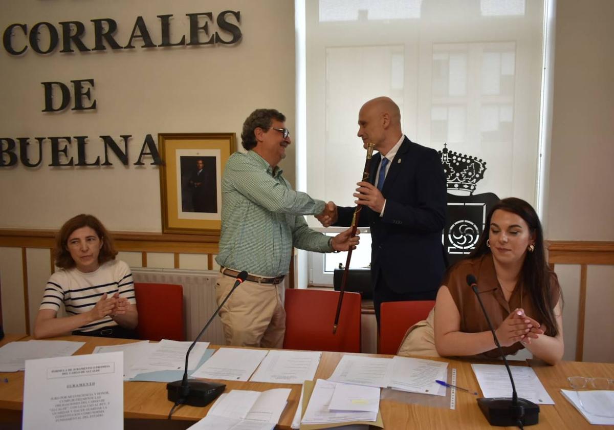 José Joaquín Bengochea entrega el bastón de mando a Julio Arranz