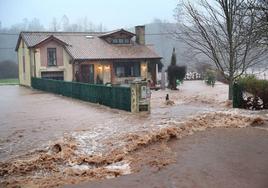 Una vivienda de Caranceja rodeada por el agua en las inundaciones de 2019