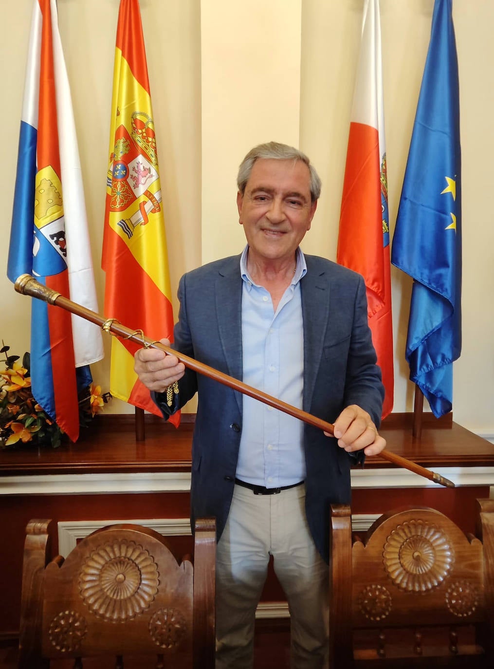 En Suances ya casi no se recuerda a otro alcalde que no sea Andrés Ruiz Moya (PSOE). Funcionario del Ayuntamiento de Torrelavega en excedencia, dedica su día, de reunión en reunión, a trabajar por el Ayuntamiento de Suances.