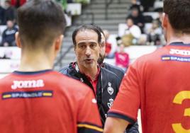 El técnico cántabro Rodrigo Reñones da indicaciones a los Hispanos júnior durante el Cuatro Naciones.