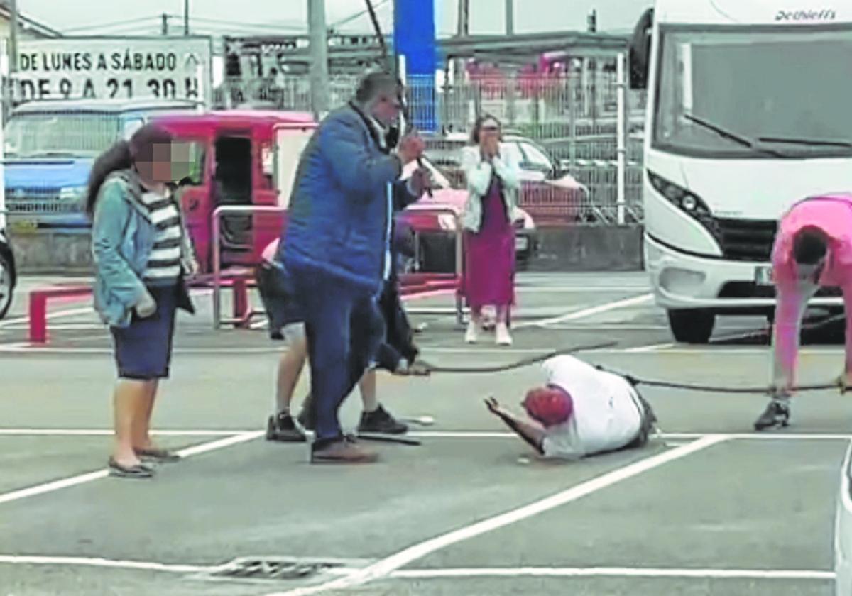 Herido grave un hombre tras una brutal paliza en el aparcamiento de un supermercado de Laredo