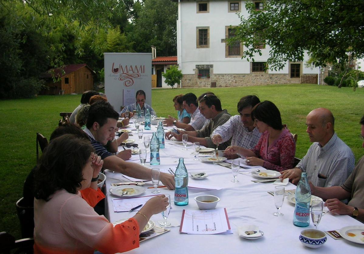 Asistentes a una de las catas celebradas en la casona rural de San Pantaleón de Aras.