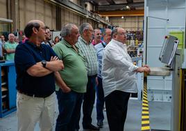 La nueva maquinaria se presentó a los trabajadores y familiares en una acto en el que se homenajeo al fundador.