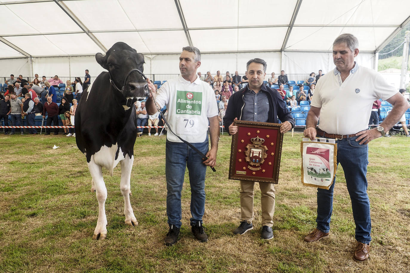 Organizada por el Ayuntamiento de Piélagos en colaboración con la Consejería de Medio Rural, Pesca y Alimentación y la Asociación Frisona de Cantabria (AFCA) y Agrocantabria, la exposición incluyó un total de 19 secciones, con distintos premios