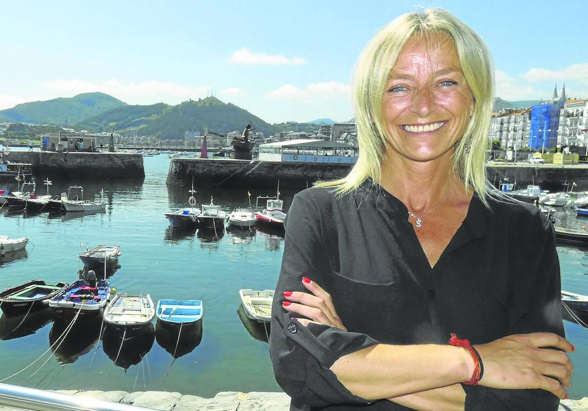 Susana Herrán, frente a la bahía de Castro Urdiales.