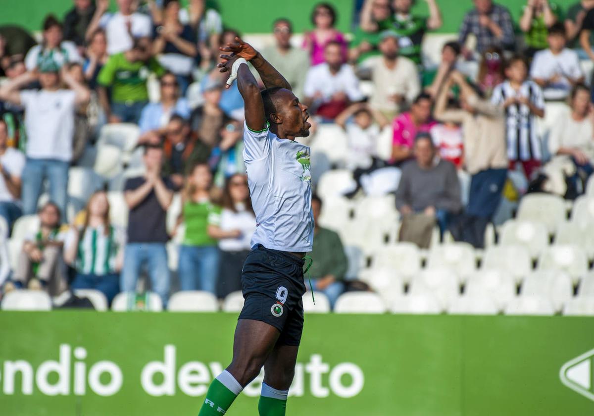 Cedric reclama el apoyo de la grada tras una ocasión de gol durante el partido ante el Levante.