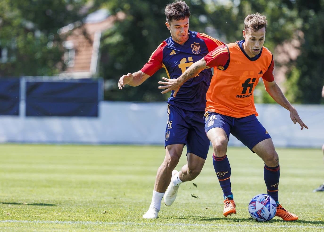 Martín Zubimendi y Sergio Canales, durante un entrenamiento con la selección.