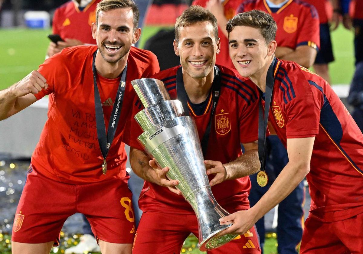 Sergio Canales posa entre Fabián (izquierda) y Gavi con el trofeo de la Liga de Naciones.