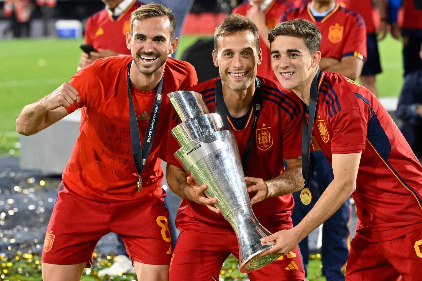 Fabián, Canales y Gavi posan con el trofeo.