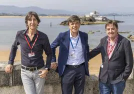 Benjamín Prado, Carlos Andradas y Luis García Montero en la Península de la Magdalena.