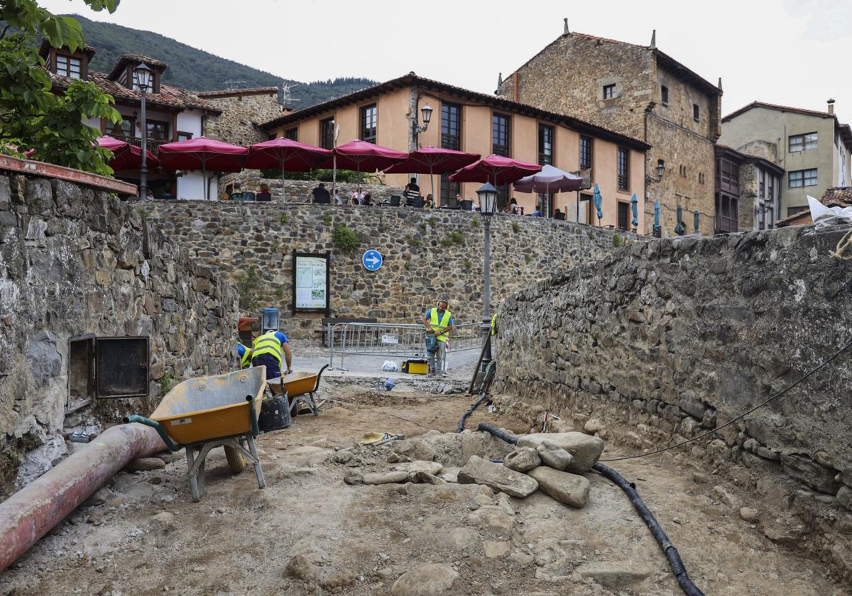 Operarios en el desarrollo de las obras, que se han iniciado en los últimos días.