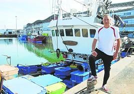 Manuel Vinatea junto a su barco Noche de Paz, en el puerto santoñés.