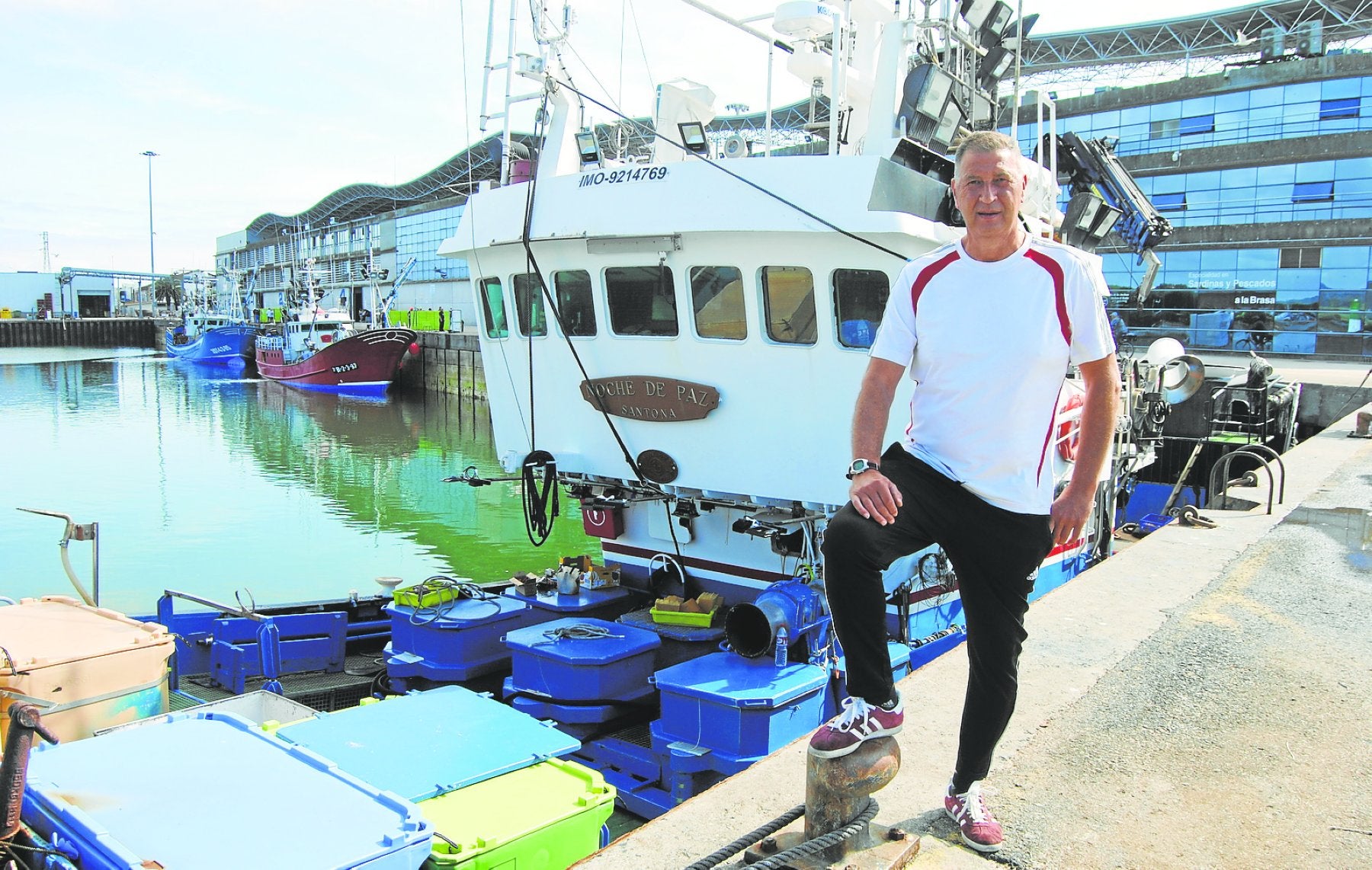 Manuel Vinatea junto a su barco Noche de Paz, en el puerto santoñés.