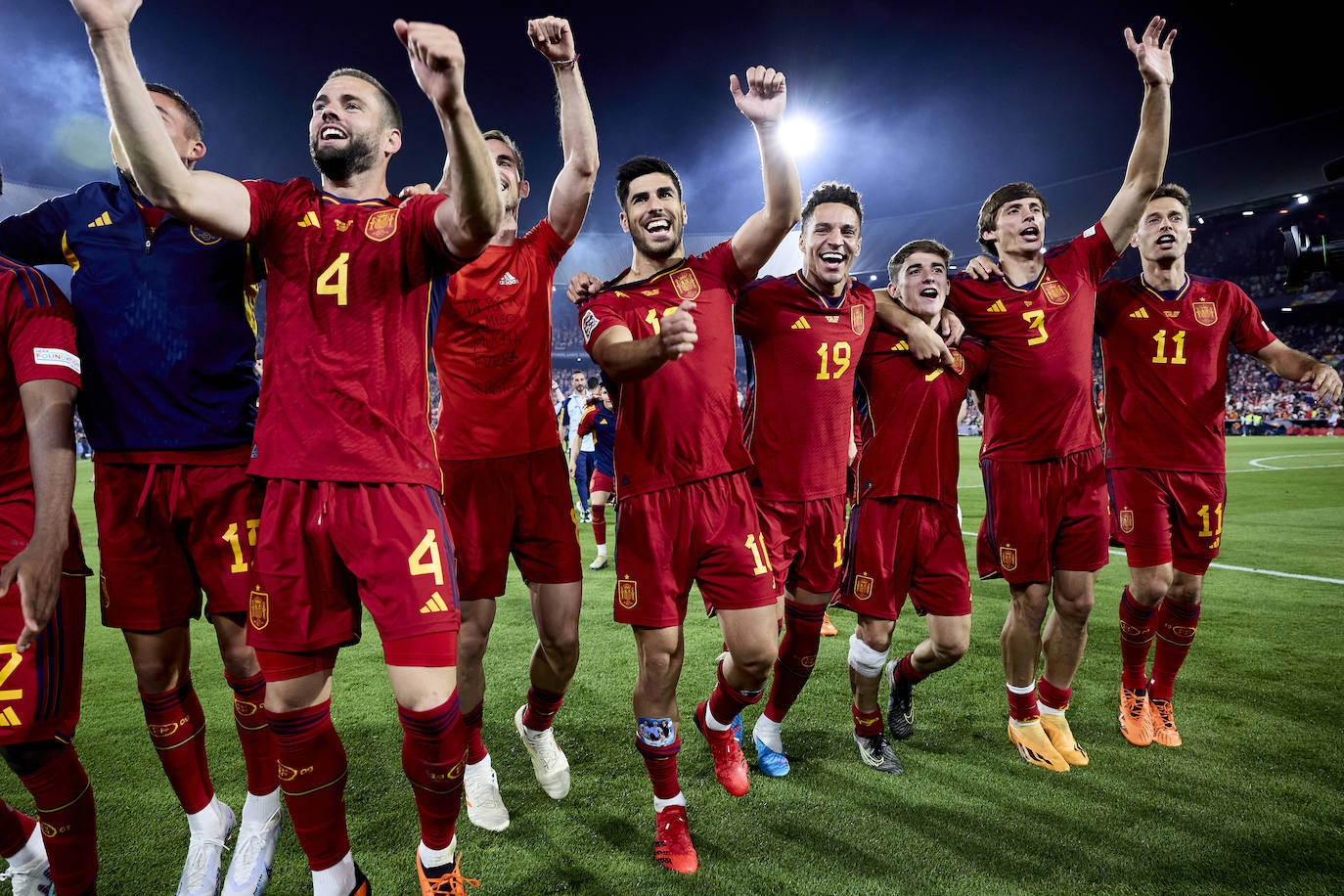 Sergio Canales (a la derecha) celebra el título con los compañeros.