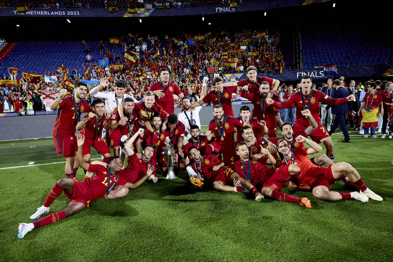 Los jugadores de la selección española de fútbol celebran el titulo, tras la final de la Liga de Naciones disputada este domingo ante Croacia en Rotterdam