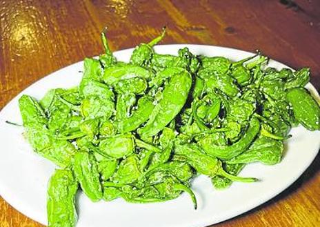 Imagen secundaria 1 - Pimientos de Padrón y tomate de Cantabria.