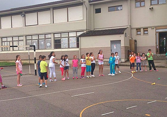Alumnos del colegio San Pedro Apóstol de Castillo en el patio.