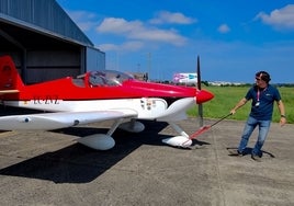 Iván González, sancando su avión del hangar del aeropuerto Seve Ballesteros, antes del vuelo.