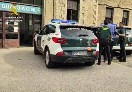 Dos agentes de la Guardia Civil acceden al cuartel de Laredo con uno de los detenidos.