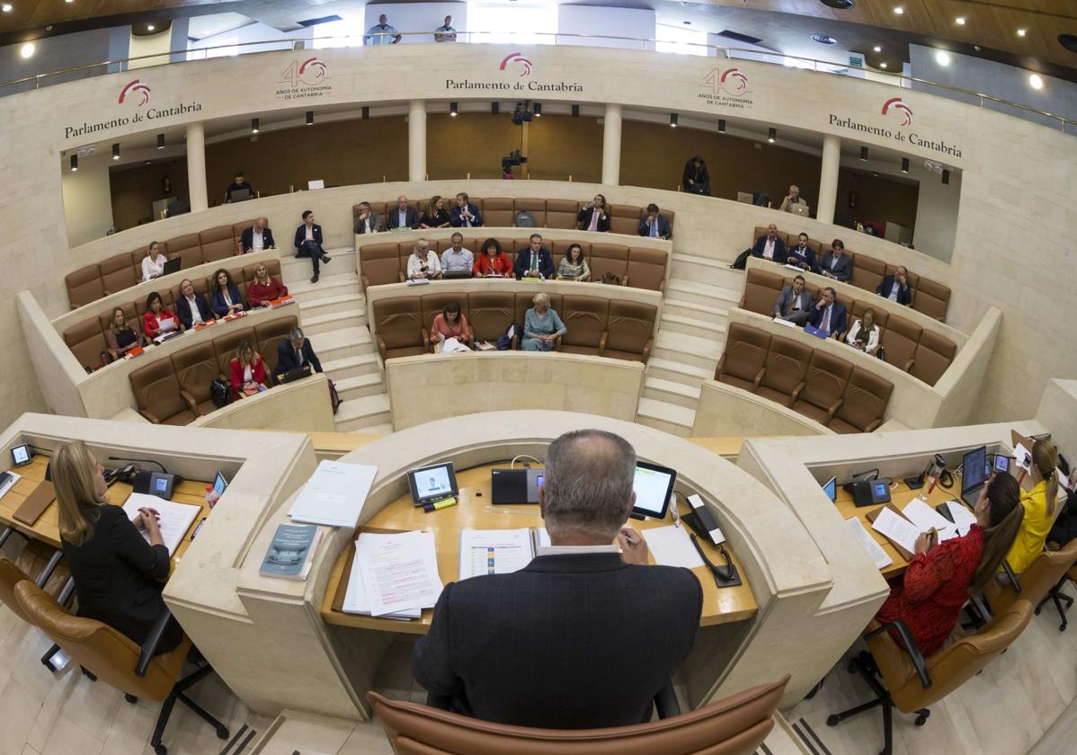 Vista panorámica del hemiciclo del Parlamento de Cantabria durante esta legislatura.