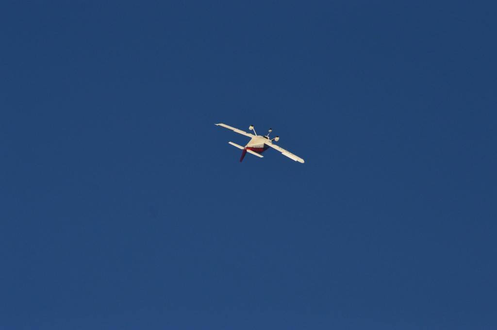 El avión, boca abajo, en el momento del looping.