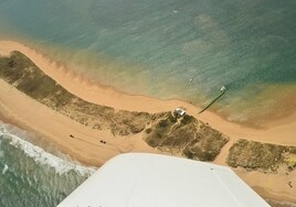 Vista de la playa del Puntal y el chiringuito Tricio y el embarcadero, desde el avión