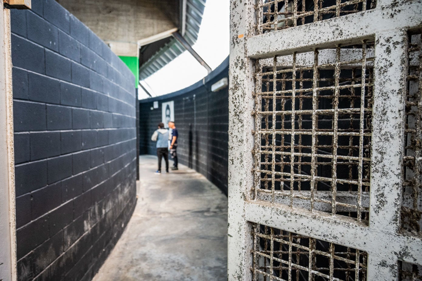 Los accesos. Así están las puertas y pasillos de entrada a la grada.