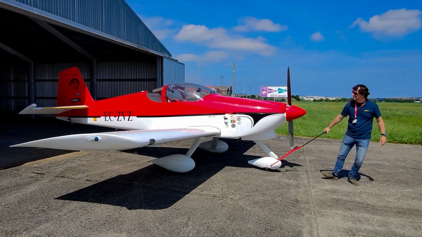 El piloto Iván González, sacando su avión del hangar.