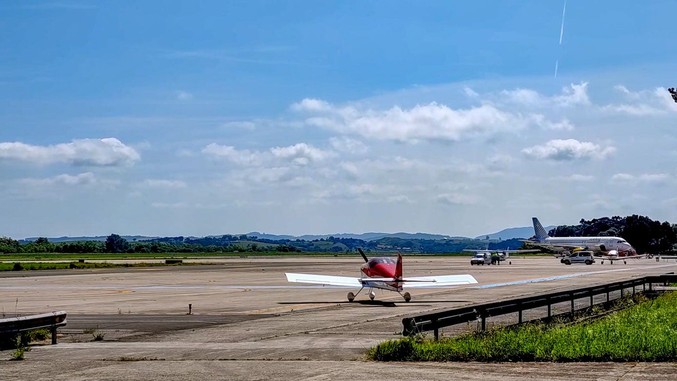 El avión Vans RV6A dirigiéndose a la pista de despegue.