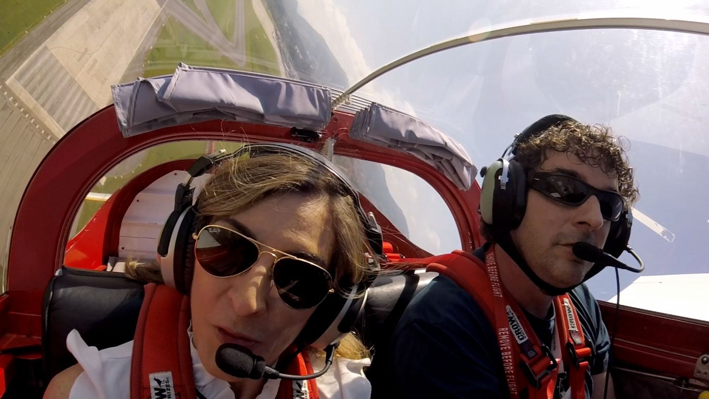 La periodista Mariana Cores y el piloto Iván González, en el momento del despegue.