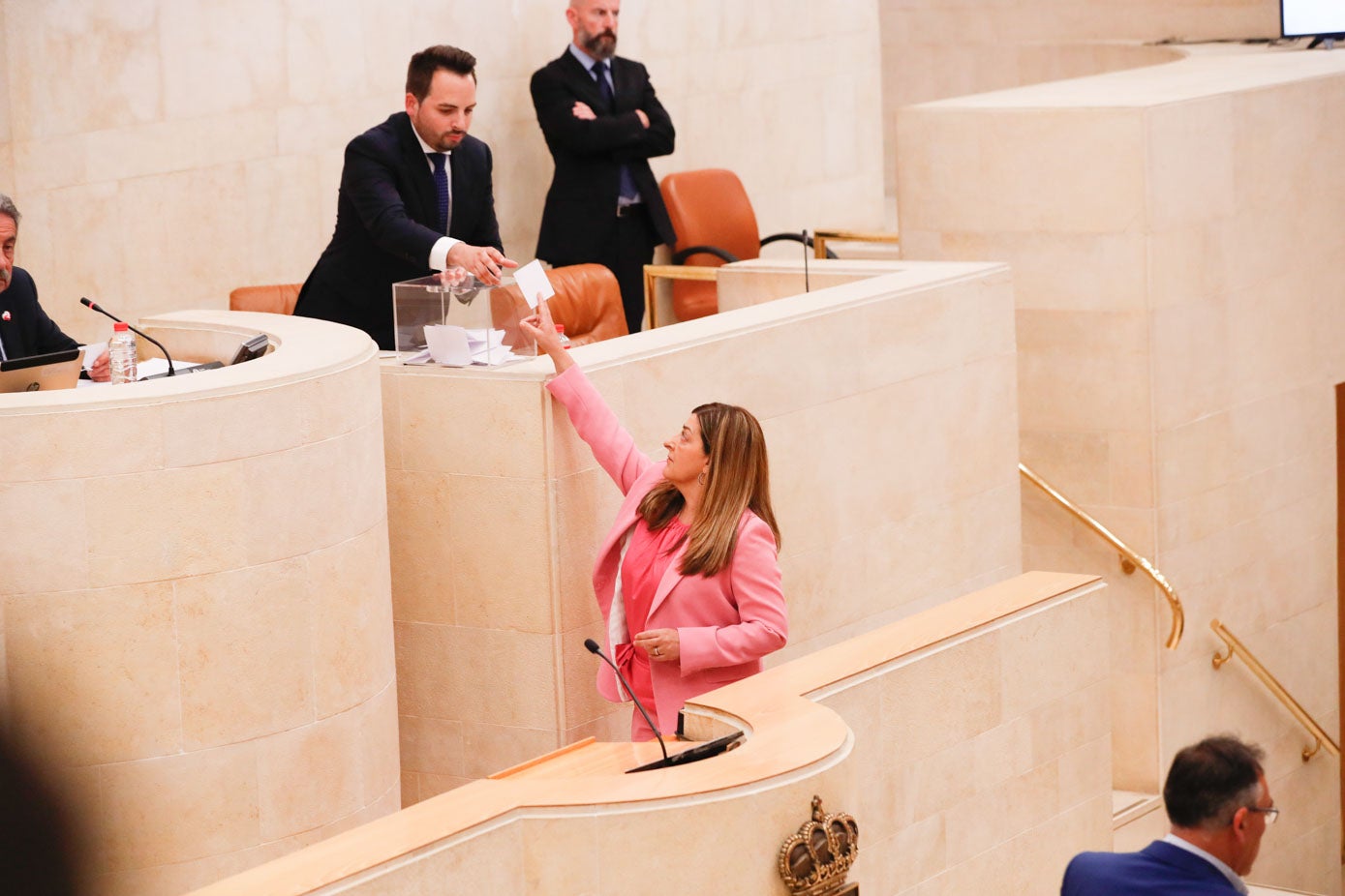 La líder del PP. María José Sáez de Buruaga entrega su voto.