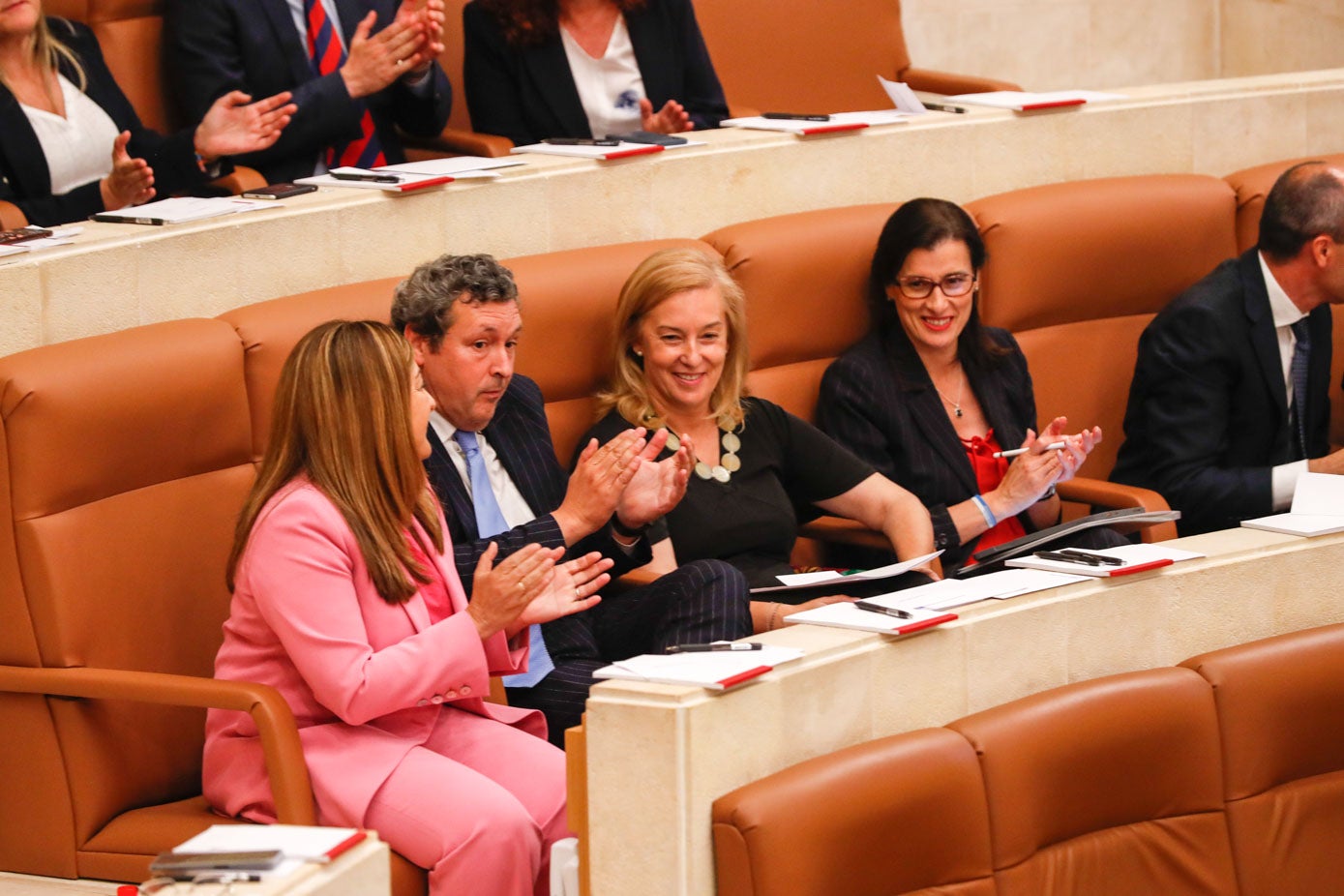 María José Sáez de Buruaga, Íñigo Fernández, María José González Revuelta (elegida este jueves presidenta de la Cámara) y Gema Igual aplauden a la nueva presidenta del Parlamento de Cantabria.