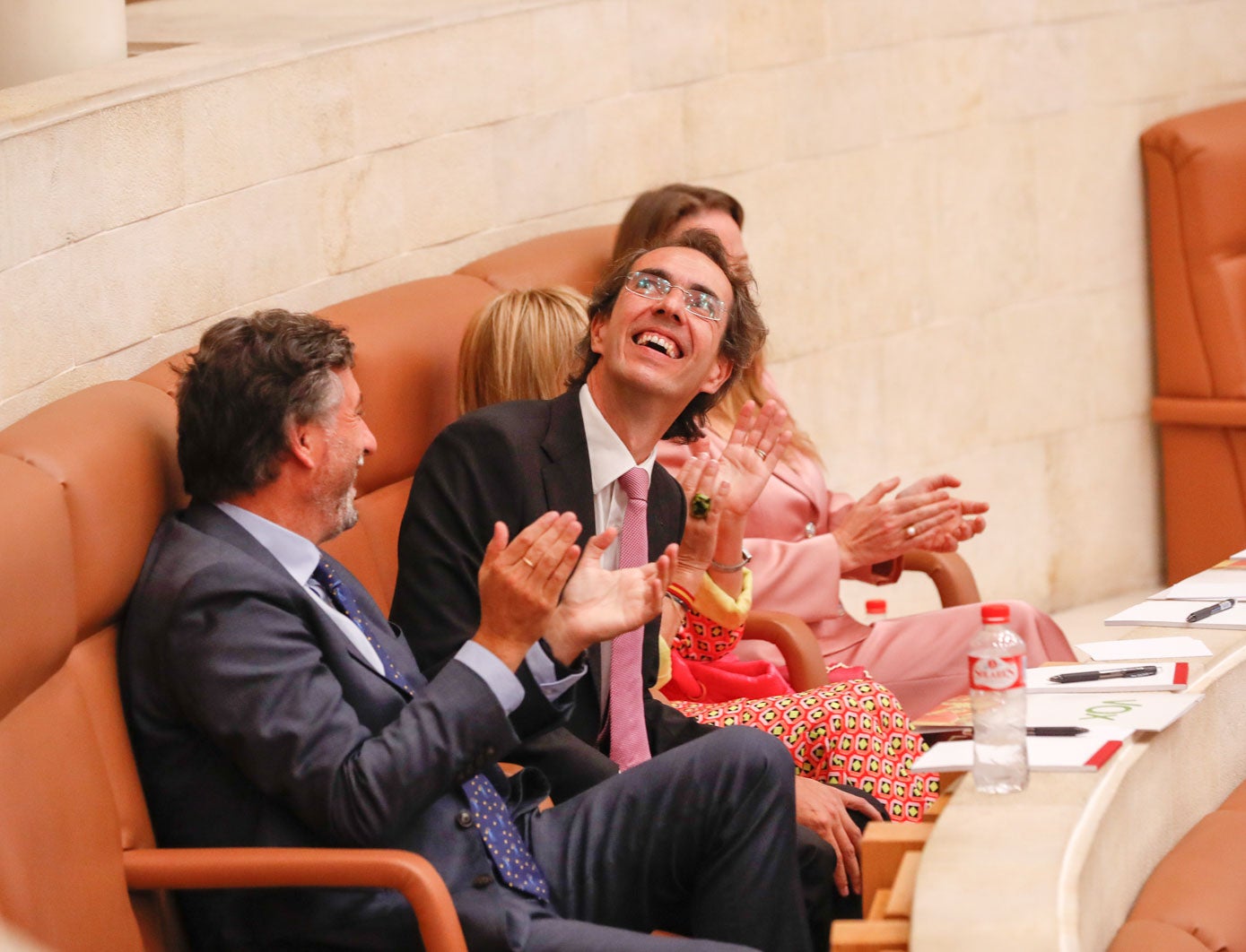 Armando Blanco, en el centro, es felicitado por su cargo en la mesa del Parlamento, mientras sus compañeros Palacio, Pérez y Díaz, aplauden. 