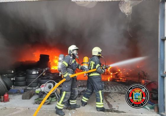 Dos efectivos del Parque de Bomberos de Santander, en una actuación.