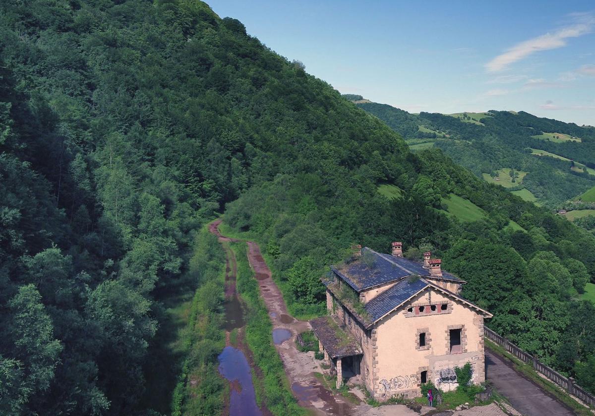 Parte del itinerario por el que discurrirá la vía verde, con la antigua estación de Yera en primer plano.