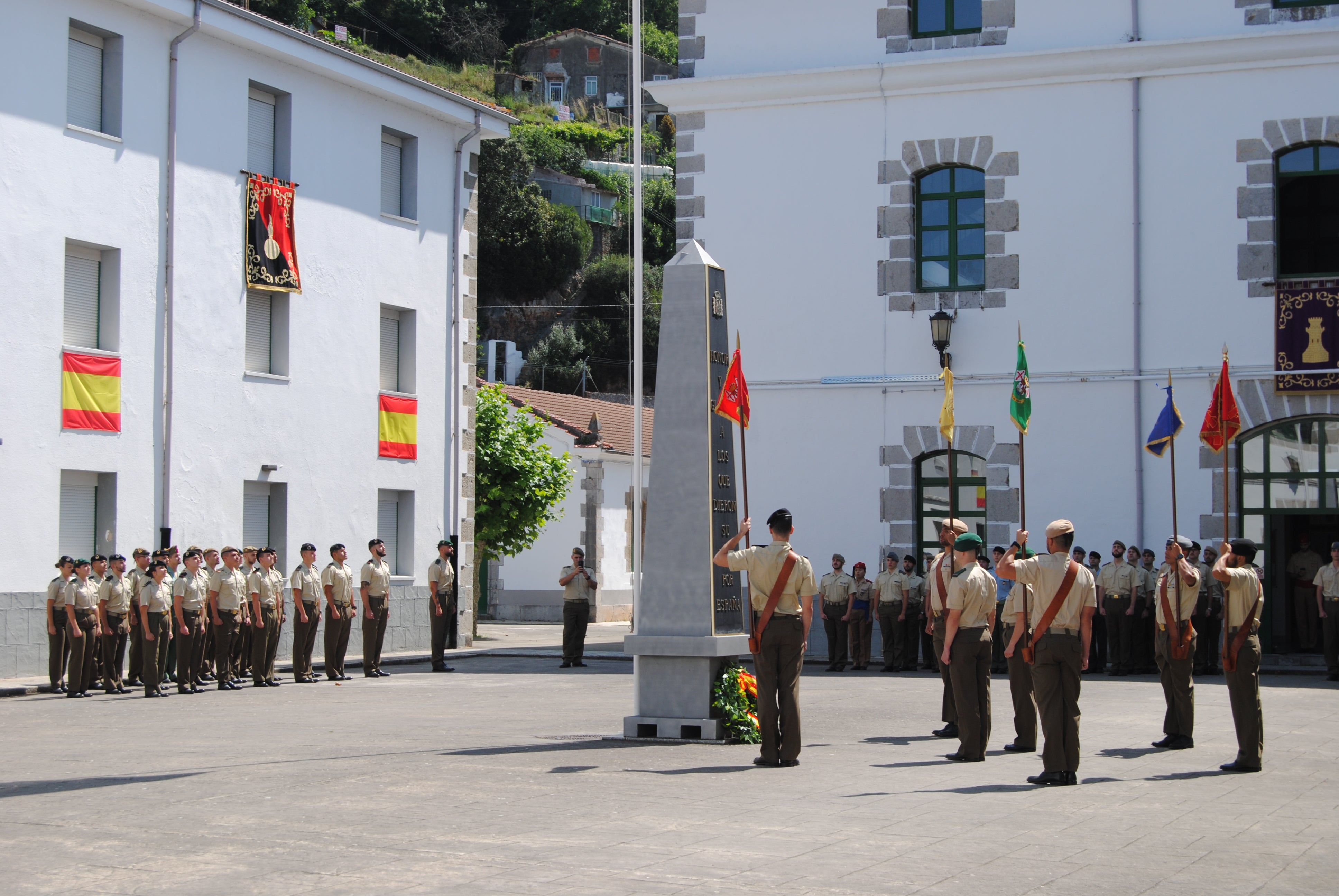 El momento más emotivo es el recuerdo a los compañeros que ya no están acompañado del izado de la bandera española.