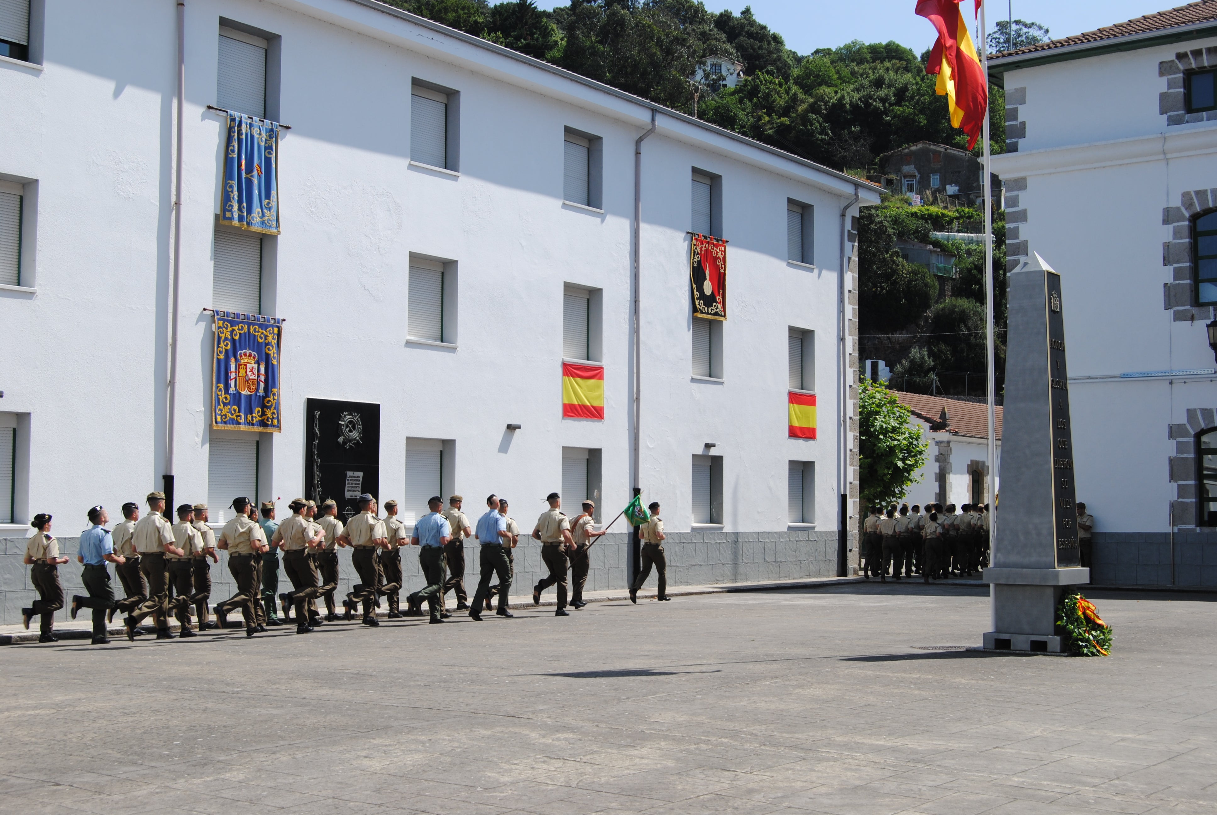 Las tropas avanzan al exterior de la residencia tras concluir el acto en el interior de la residencia.