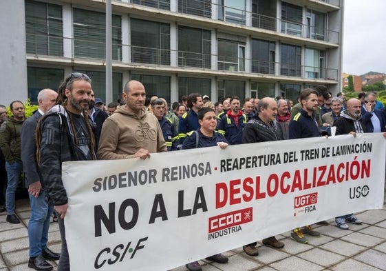 Protesta de la plantilla de Sidenor, en mayo frente a la Consejería de Industria.