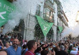 Un momento de alegría del público en el chupinazo.